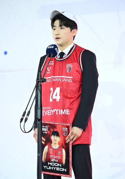 문유현은 14일 잠실학생체육관에서 열린 2025 KBL 신인선수 드래프트에서 전체 1순위로 정관장 유니폼을 입은 뒤 소감을 말하고 있다. 사진=KBL 제공