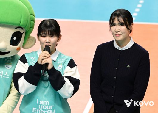 정대영(오른쪽)과 그의 딸 김보민 양이 정대영의 은퇴식에서 소감을 전하고 있다. 사진=KOVO 제공