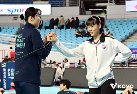 정대영(왼쪽)과 임명옥이 경기 전 대화를 나누고 있다. 사진=KOVO 제공