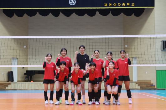 정대영 제천여중 코치(가운데)가 배구 꿈나무들과 기념촬영을 하고 있다. 사진=본인 제공