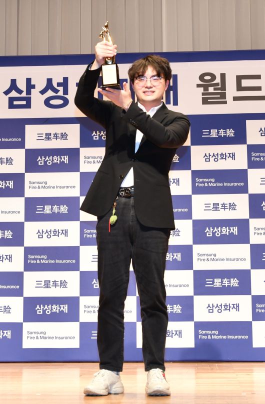 랴오위안허 9단이 2025 삼성화재배 월드바둑마스터스 우승을 차지한 후, 시상식에서 트로피를 들고 환하게 미소 짓고 있다. 사진=한국기원 제공