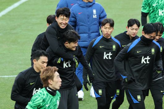 대표팀 손흥민이 김민재 등 동료들과 함께 17일 서울월드컵경기장에서 훈련을 하고 있다. 사진=뉴시스
