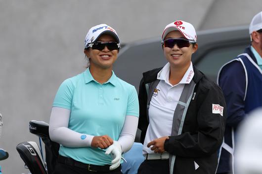 김효주(오른쪽)와 김세영이 지난 10월 열린 LPGA 투어 BMW 레이디스 챔피언십에서 밝은 미소와 함께 이야기를 나누고 있다. 사진=뉴시스