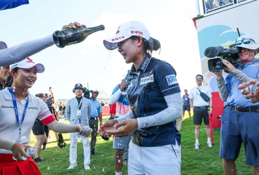 황유민이 지난 10월 하와이에서 열린 미국여자프로골프(LPGA) 투어 롯데 챔피언십에서 생애 첫 LPGA 우승을 차지하고 동료들의 축하를 받고 있다. 사진=대홍기획 제공