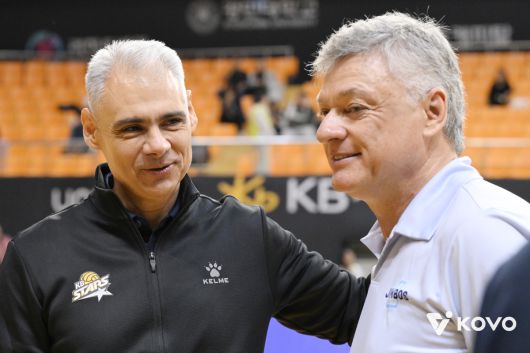 레오나르도 아폰소 KB손해보험 감독(왼쪽)과  헤난 달 조토 대한항공 감독이 지난달 1라운드 맞대결에 앞서 담소를 나누고 있다. 사진=KOVO 제공