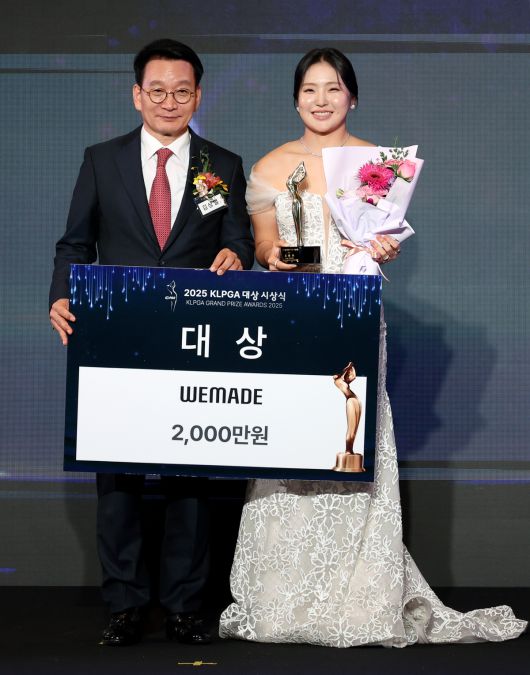 유현조가 28일 그랜드 인터컨티넨탈 서울 파르나스에서 열린 2025 KLPGA 대상 시상식에서 대상을 수상한 후, 기념촬영을 하고 있다. 사진=뉴시스