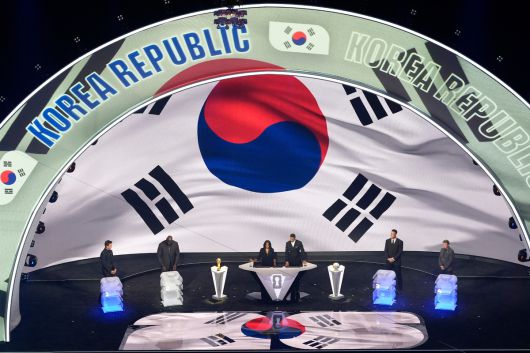 6일 미국 워싱턴의 케네디 센터에서 열린 2026 국제축구연맹(FIFA) 북중미 월드컵 조 추첨식에서 대한민국의 추첨이 진행되고 있다. 한국은 멕시코(15위), 남아프리카공화국(남아공 61위), 유럽 PO 패스D 승자와 A조에 편성됐다. 사진=AP/뉴시스