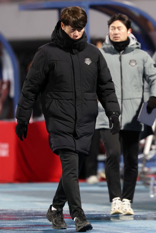 김은중 수원FC 감독이 8일 수원종합운동장에서 열린 K리그2 부천FC의 승강 플레이오프(PO) 2차전에서 이동하고 있다. 사진=뉴시스