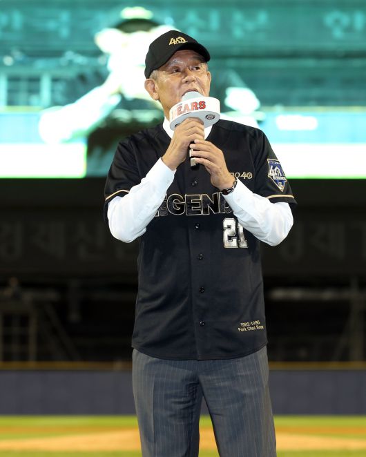 박철순이 2022년 잠실야구장에서 열린 KBO 레전드 40인 시상식에 참석해 소감을 전하고 있다. 사진=두산베어스 제공