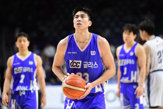 남자프로농구 KCC 포워드 윌리엄 나바로가 지난 21일 부산 KT전 도중 자유투를 시도하고 있다. 사진=KBL 제공