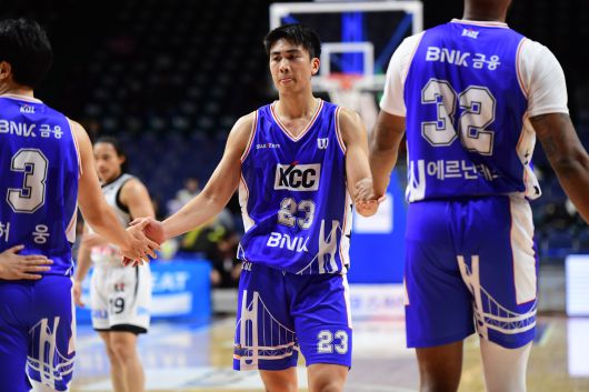 남자프로농구 KCC 포워드 윌리엄 나바로가 지난 21일 부산 KT전 도중 동료들과 하이파이브를 하고 있다. 사진=KBL 제공