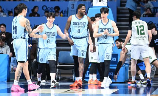 소노 선수단이 경기 도중 서로를 격려하고 있다. 사진=KBL 제공