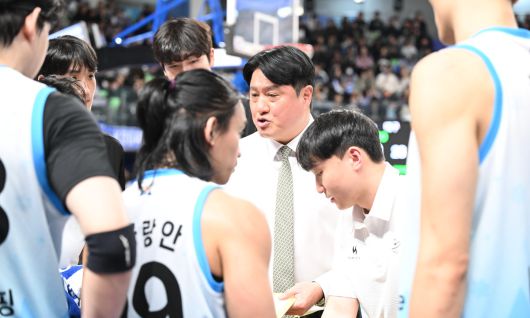 문경은 KT 감독이 작전타임 도중 선수단에게 지시를 내리고 있다. 사진=KBL 제공