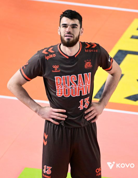 OK저축은행 디미트로프가 아쉬운 표정으로 코트 위를 바라보고 있다. 사진=KOVO 제공