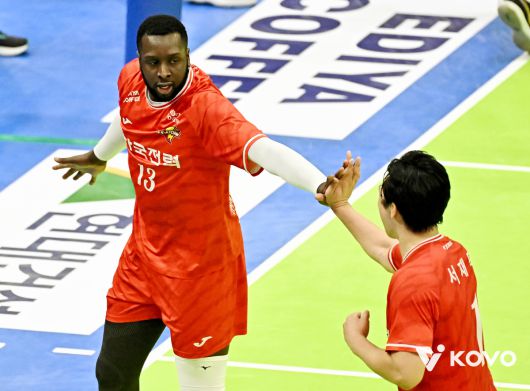 한국전력 베논(왼쪽)이 득점을 올리고 기뻐하고 있다. 사진=KOVO 제공