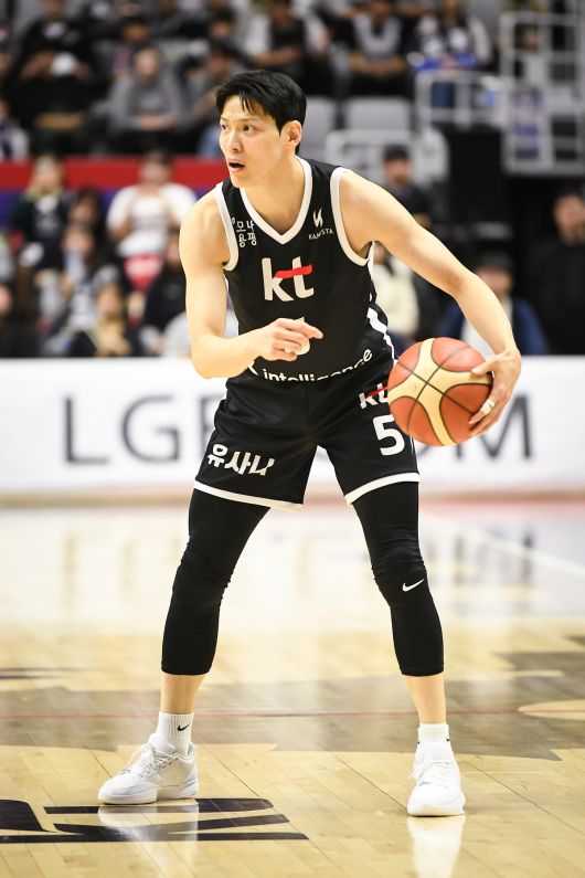KT 베테랑 가드 김선형이 지난달 8일 수원에서 열린 KCC전 도중 공을 쥔 채 숨을 고르고 있다. 사진=KBL 제공