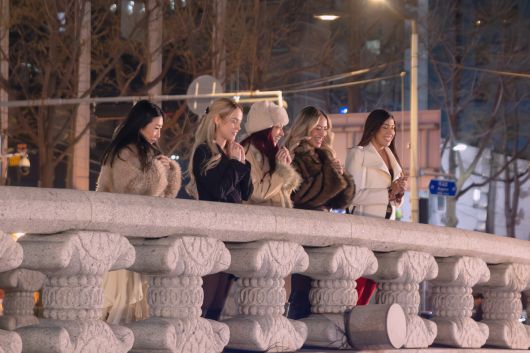 MEU NAMORADO COREANO. Camila Kimin, Luanny Vitalin, Katy Dias , Mariana Tollendal, Morena Monaco in Meu Namorado Coreano. Cr. Nat Odenbreit/Netflix © 2025