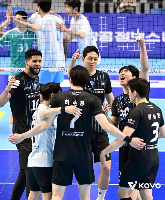 현대캐피탈 선수단이 대한항공과의 맞대결에서 득점을 올리고 기뻐하고 있다. 사진=KOVO 제공