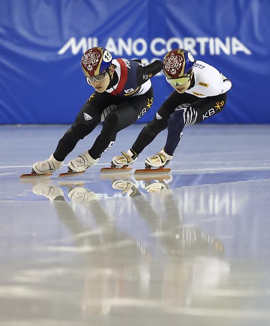 쇼트트랙 국가대표 임종언(왼쪽)과 김길리가 지난해 12월23일 충북 진천국가대표선수촌에서 신년 훈련을 하고 있다. 사진=뉴시스