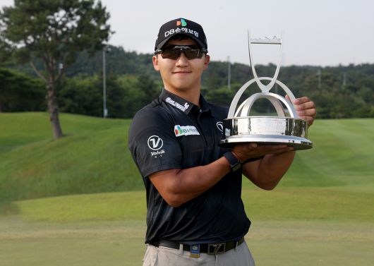 김홍택이 지난해 6월 KPGA 투어 백송홀딩스-아시아드CC 부산오픈에서 우승을 차지하고 트로피와 함께 기념촬영을 하고 있다. 사진=KPGA 제공