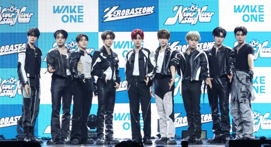 [서울=뉴시스] 김혜진 기자 = 그룹 제로베이스원(왼쪽부터 김규빈, 김지웅, 석매튜, 한유진, 장하오, 성한빈, 김태래, 리키,박건욱)이 1일 오후 서울 용산구 블루스퀘어에서 열린 첫 번째 정규앨범 '네버 세이 네버(NEVER SAY NEVER)' 발매 기념 쇼케이스에서 포즈를 취하고 있다. 2025.09.01. jini@newsis.com