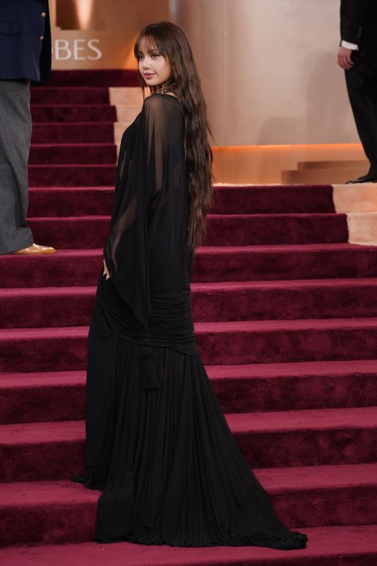 블랙핑크 리사가 11일(현지 시간) 미 캘리포니아주 베벌리힐스의 베벌리 힐튼에서 열리는 제83회 골든글로브 시상식에 도착해 포토타임을 갖고 있다. AP/뉴시스