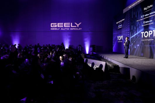 프리미엄 전동화 모빌리티 브랜드 지커가 속한 지리자동차그룹이 지난 9일 막을 내린 세계 최대 IT·가전 전시회인 ‘CES 2026’에서 차세대 스마트 자동차를 위한 두 가지 혁신 기술을 공개했다. CES 2026 현장에서 풀 모메인 AI 2.0과 G-ASD에대 설명 중인 제리 간 CEO.