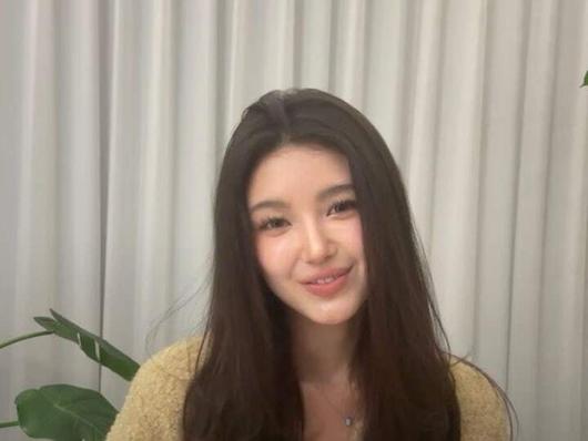 사진=12일 라이브 방송을 하고 있는 뉴진스 멤버 다니엘.