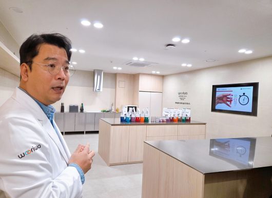 박창우 우리와 수석연구원이 우리와 펫푸드 연구소 내 ‘센서리룸’을 설명하고 있다. 박재림 기자