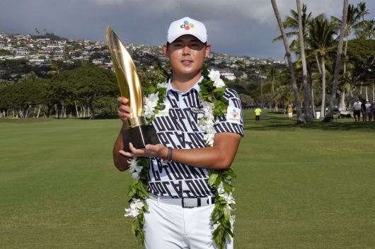 김시우가 2023년 PGA 투어 소니오픈에서 우승을 차지한 후, 트로피를 들고 기념촬영하고 있다. 사진=AP/뉴시스