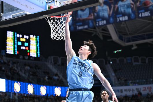 소노 가드 이정현이 지난달 27일 고양에서 열린 DB전 도중 레이업슛을 시도하고 있다. 사진=KBL 제공