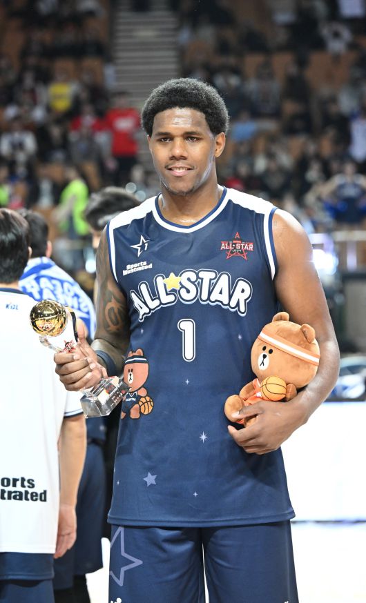 소노의 네이던 나이트가 ‘별들의 별’로 자리매김했다. 나이트가 18일 서울 잠실실내체육관에서 열린 2025~2026 LG전자 프로농구 올스타전을 마친 뒤 최우수선수상 트로피를 들고 미소 짓고 있다. KBL 제공