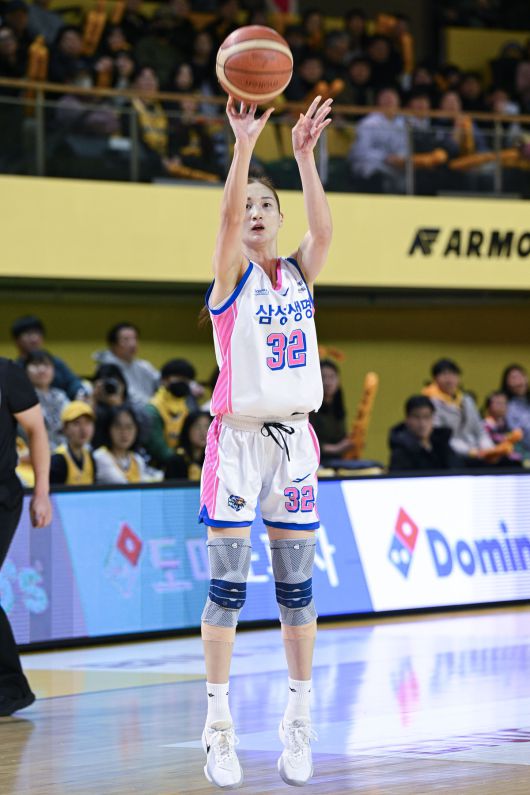 삼성생명 가드 윤예빈이 지난 19일 청주서 열린 KB국민은행전 도중 3점슛을 시도하고 있다. WKBL 제공