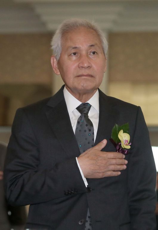 사진= 故 안성기가 제4회 4.19 민주평화상 시상식에서 국민의례를 하는 모습. 뉴시스 제공