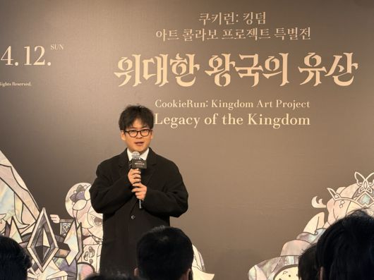 정기완 데브시스터즈 마케팅전략사업팀장이 전시를 소개하고 있다. 신정원 기자