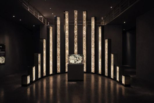 어둠 속에서 빛나는 이름 결의 작품과 미디어 아트 결의의 산맥. 데브시스터즈 제공