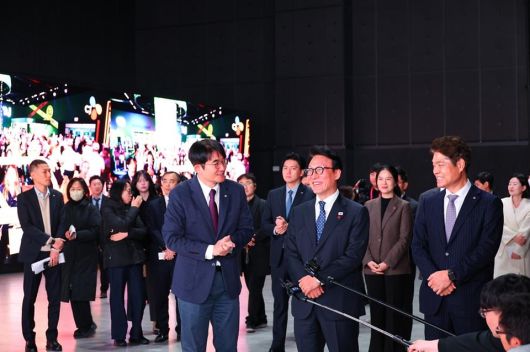 김민석 국무총리가 지난 16일 경기도 파주시 CJ ENM 스튜디오센터를 방문, 버추얼 프로덕션 스테이지 등 첨단 제작 기술을 체험하고 있다. 사진=국무조정실