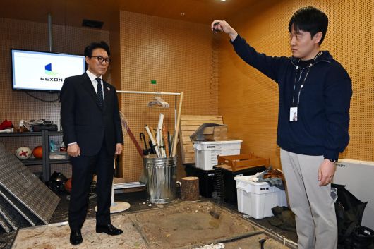 김민석 국무총리가 15일 경기 성남시 판교 넥슨 사옥을 방문해 게임 속 효과음 제작 과정을 살펴보고 있다. 사진=청사사진기자단