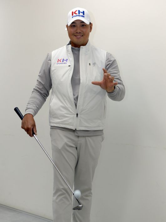 김홍택 프로와 호흡을 맞추고 있는 황경식 캐디가 최근 세계비즈앤스포츠월드를 내방해 사진 촬영을 하고 있다. 사진=김용학 기자