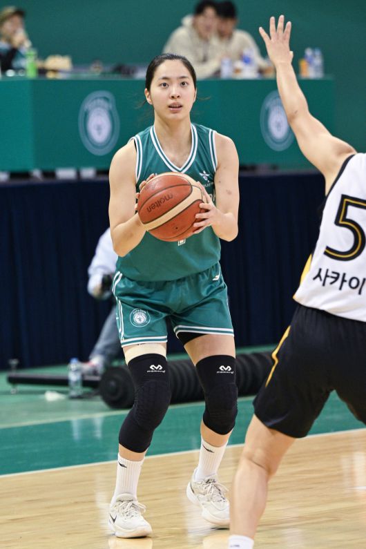 하나은행 박소희가 지난 25일 부천체육관에서 열린 KB국민은행전 도중 3점슛을 시도하고 있다. 사진=WKBL 제공