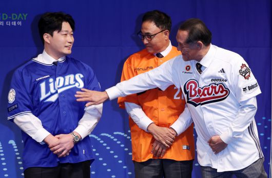 오승환(왼쪽부터), 송진우, 박철순이 8일 서울 리베라호텔 청담에서 열린 2025 일구회 시상식에 참석해 21번 영구결번 착장식에 임하고 있다. 사진=뉴시스