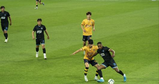 12일 오후 용인미르스타디움에서 열린 FC슈팅스타와 춘천 시민 축구단과의 레전드 리그 경기 스틸. 쿠팡플레이 제공.