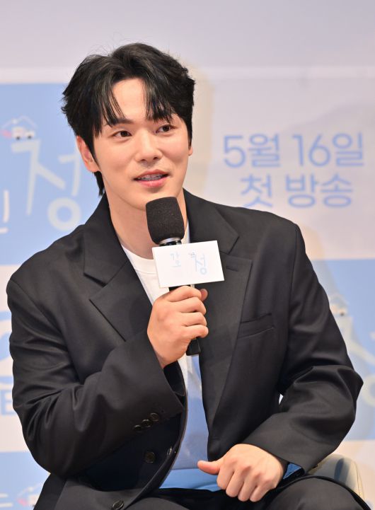 배우 김정현이 16일 오후 서울 여의도 KBS아트홀에서 열린 새 예능 '가는정 오는정 이민정' 제작발표회에 참석해 취재진의 질문에 답하고 있다. KBS 제공.