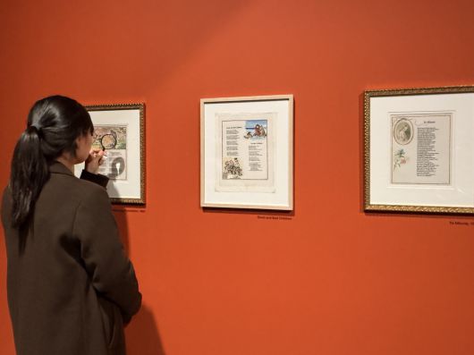 관객이 돋보기를 사용해 원화를 감상하고 있다. 신정원 기자