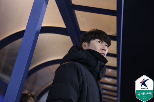 수원FC 김은중 감독이 8일 수원종합운동장에서 열린 수원FC와의 하나은행 K리그 승강 플레이오프(PO) 2025 2차전에서 그라운드를 응시하고 있다. 사진=한국프로축구연맹 제공