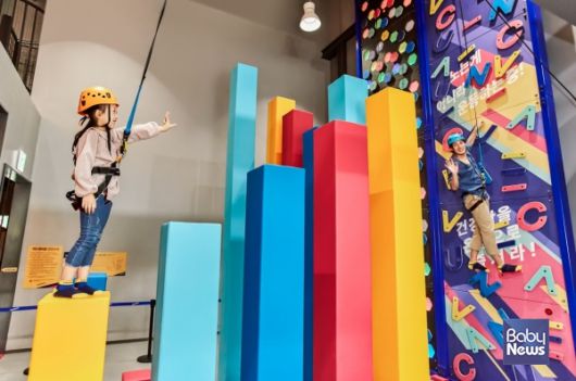 한화리조트 거제 벨버디어 내 바운스트램폴린파크에서 한 가족이 ‘하늘 오르기’와 ‘클라이밍’을 체험하는 모습. 이외에도 짚라인, 스카이챌린지, 트램폴린 등을 즐길 수 있다. ⓒ한화리조트