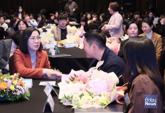 김현숙 여성가족부 장관이 6일(수) 오후 종로구 HW컨벤션센터에서 열린 '아이돌봄서비스 소통의 날'에 참석해 아이돌봄서비스 수기공모전 수상자와 이야기를 나누고 있다. 이번 행사에서는 지난 6월 개최된 아이돌봄 우수수기 공모전 수상작과 더불어 서비스 우수기관에 대한 시상이 진행됐다. ⓒ여성가족부