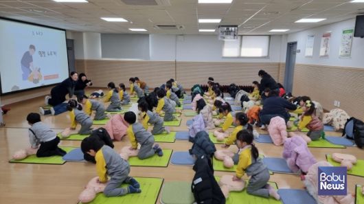 원아들이 동요를 들으며 심폐소생술 체험을 해보고 있다. ⓒ강북구