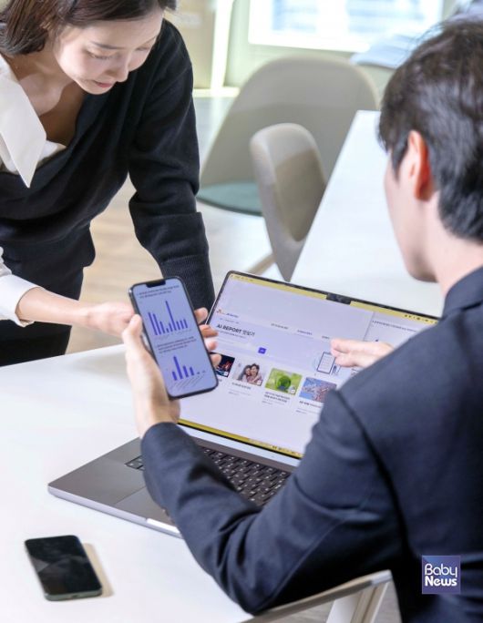 SKT 모델들이 SKT AI Survey 홈페이지에서 다양한 설문 정보를 살펴보고 있다. ⓒSKT