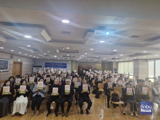 18일 민주부산시민연대포럼이 부산 YMCA 대강당에서 개최한 민주부산시민연대포럼 제3회 포럼에서 참석자들이 토론회 자료집을 들고 기념촬영을 하고 있다. ⓒ민주부산시민연대포럼